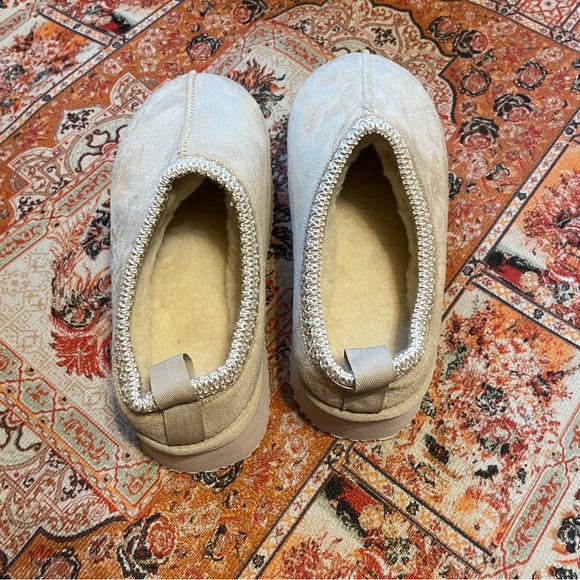 Taz Inspired Slippers in a Light Beige - Picture 5 of 6